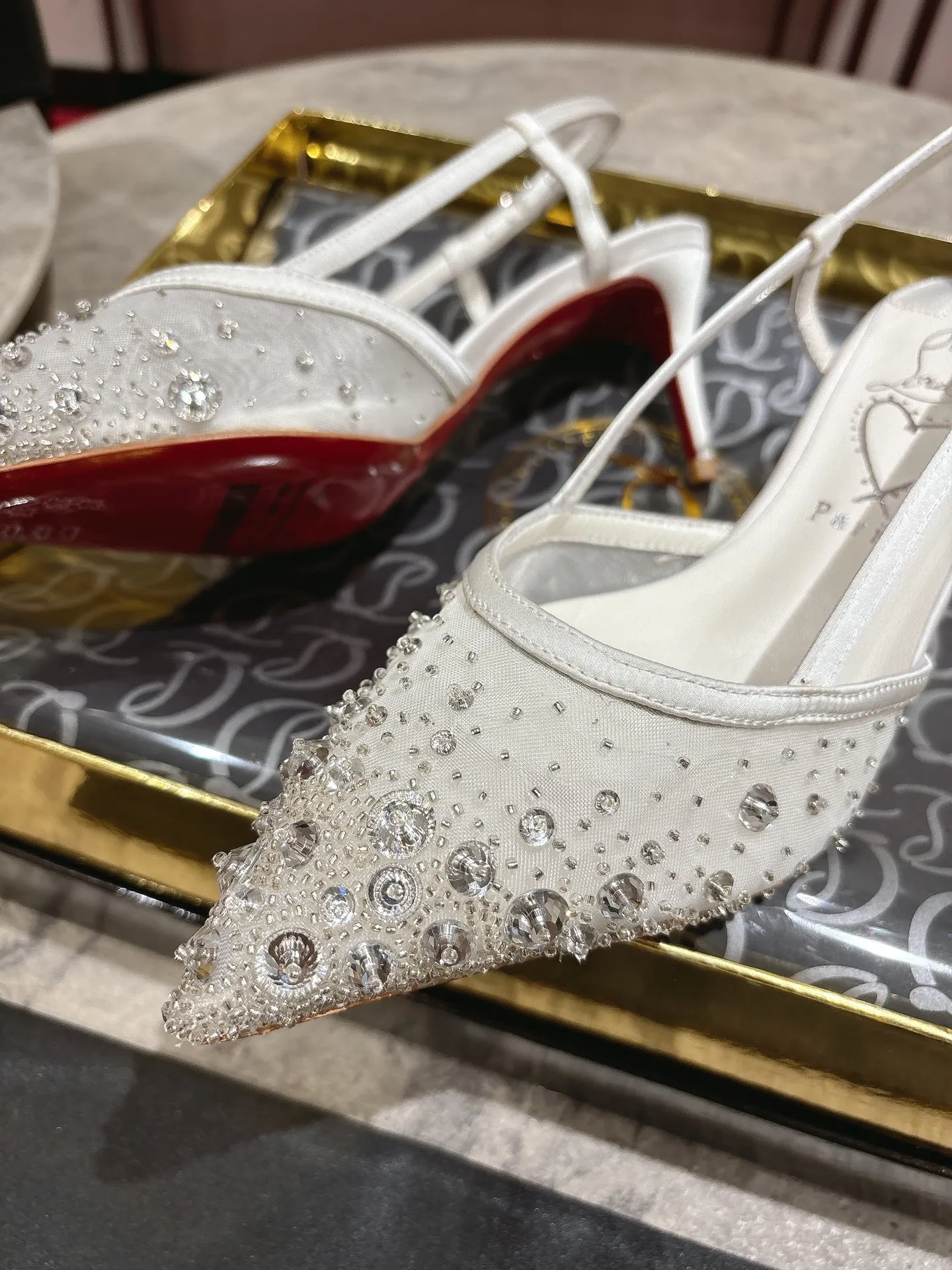👟👟Ex-factory price 740👟👟 🆑❥∙ Mesh seam drill (single shoe)🦋✪ꫛꫀw.✔︎ This style features a slightly pointed toe made from white mesh with crystal beads and diamonds, a 65mm heel height, hand-placed crystals added to the front, and our signature Louboutin red sole with Christian Louboutin's signature and heart-shaped imprint logo on the insole. Size: 34 yards-42 yards (34.40.41.42. Customized, non-returnable and non-exchangeable‼️) Heel height: 6.5cm Color: White Apricot